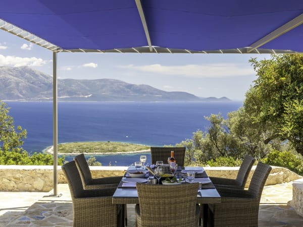 With these views, your meals could go on for hours!